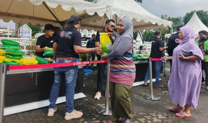 bantu_stabilkan_harga_bbn_indonesia_jual_5_ton_beras_murah_ke_masyarakat_