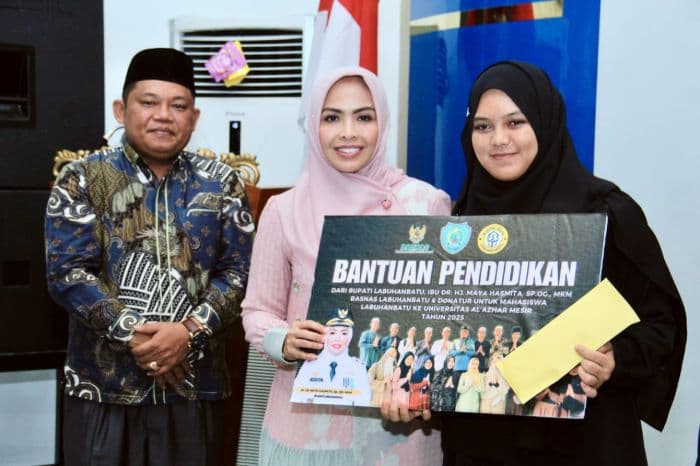 bupati_maya_hasmita_serahkan_bantuan_pendidikan_kepada_17_mahasiswa_labuhanbatu_yang_akan_kuliah_di_al_azhar_kairo