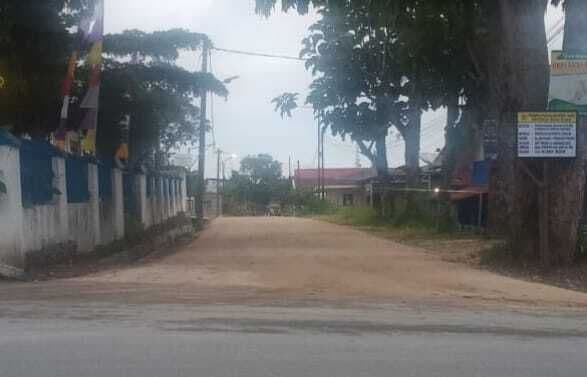 bupati_vickner_sebut_dairi_naik_kelas_warga_kritik_proyek_jalan_lapen_di_sidikalang
