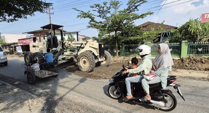 ditegur_wawako_pt_nindya_karya_mulai_perbaiki_jalan_rusak_eks_galian_pipa_di_binjai