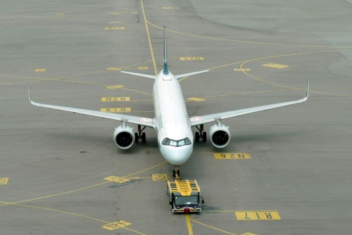 dua_pesawat_tabrakan_di_bandara_hendak_berangkat_dan_baru_mendarat
