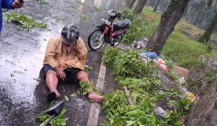 pengendara_motor_tertimpa_dahan_pohon_di_jalan_megawati_binjai