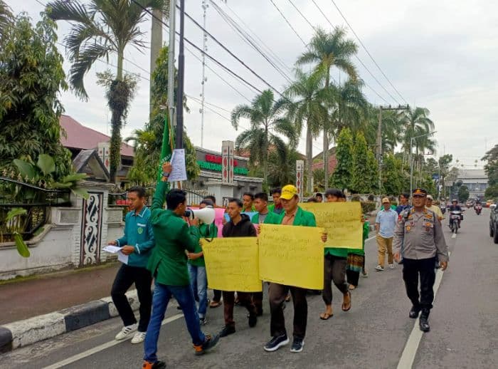 massa_demo_wali_kota_siantar_diminta_realisasikan_janji_politik
