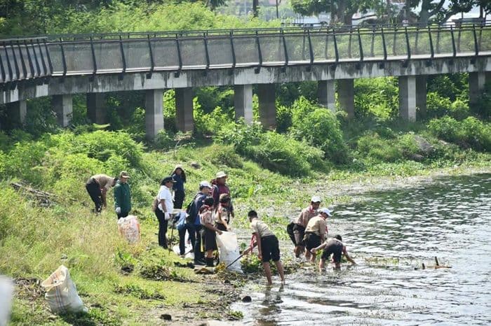 100_anggota_pramuka_kwarcab_samosir_bersihkan_danau_toba_di_pangururan