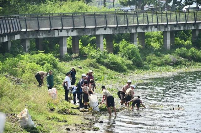100_anggota_pramuka_kwarcab_samosir_bersihkan_danau_toba_di_pangururan