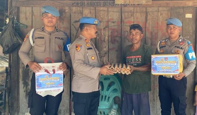 hut_propam_ke24_polres_tapteng_salurkan_sembako_di_lokasi_terdampak_banjir