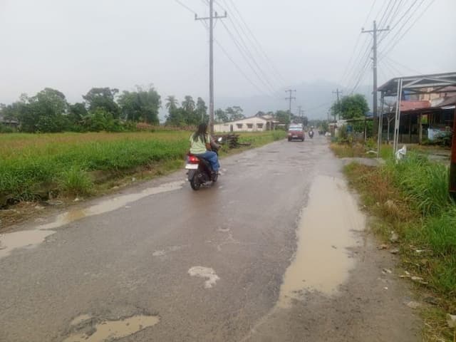 jalan_berlubang_di_jalan_porseaparmaksian_pengendara_motor_terancam_celaka