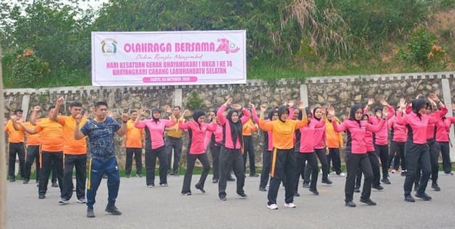 sambut_hkgb_ke74_polres_labuhanbatu_selatan_gelar_olahraga_bersama