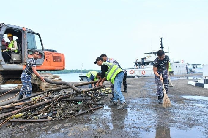 sambut_hut_tni_ke81_kodaeral_i_dan_warga_bersihkan_kawasan_pesisir_belawan