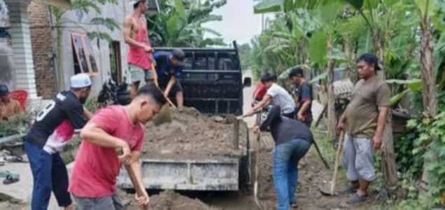 warga_kecamatan_biru_biru_perbaiki_jalan_rusak_secara_swadaya_pemkab_deli_serdang_diminta_turun_tangan