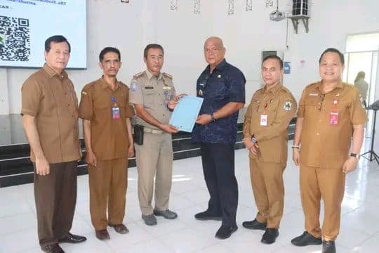 bupati_amizaro_waruwu_serahkan_surat_keputusan_delapan_pelaksana_tugas_kadis_di_nias_utara