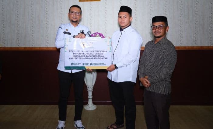 bupati_labusel_salurkan_bantuan_pendidikan_mahasiswa_luar_negeri_dorong_generasi_muda_global