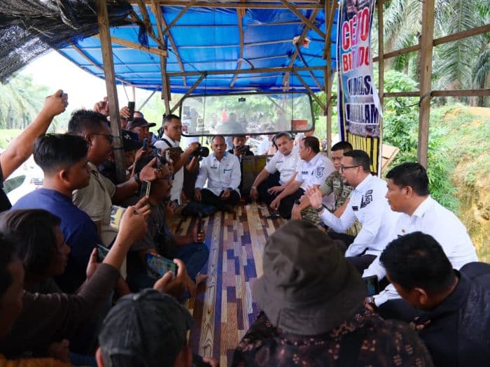 bupati_labusel_sambangi_konten_kreator_bukit_kodok_dukungan_untuk_kreativitas_dan_sosial