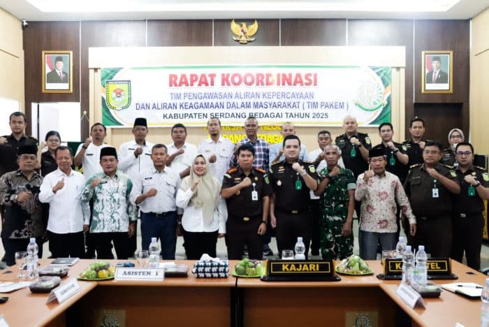 bupati_sergai_tegaskan_pengawasan_efektif_aliran_kepercayaan_dalam_raker_pakem_2025