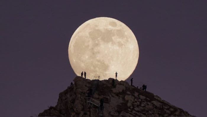 cold_moon_supermoon_45_desember_2025_waktu_terbaik_melihat_tips_memotret_tajam