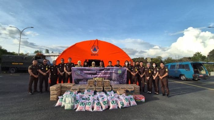 kejari_samosir_salurkan_65_karung_beras_dan_bantuan_untuk_korban_banjir_taput