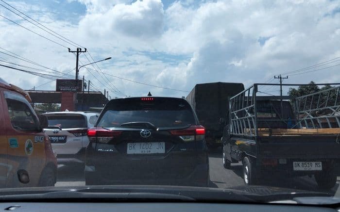 kemacetan_parah_jalinsum_medanlubuk_pakam_antrean_kendaraan_capai_5_kilometer