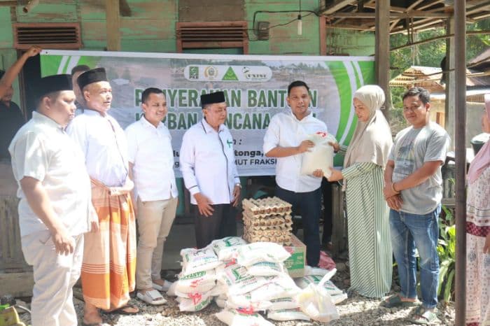 muniruddin_ritonga_salurkan_bantuan_pangan_untuk_korban_banjir_di_tapanuli_selatan