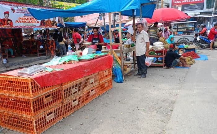 pasca_banjir_pedagang_pasar_baru_stabat_berjualan_di_pinggir_jalan