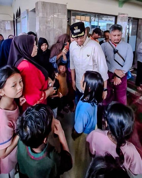 wali_kota_medan_tinjau_pengungsian_pastikan_kebutuhan_warga_terdampak_banjir_terpenuhi