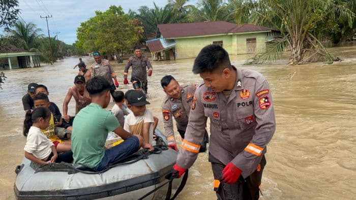 batang_toru_kembali_dilanda_banjir_polda_sumut_bergerak_evakuasi_warga