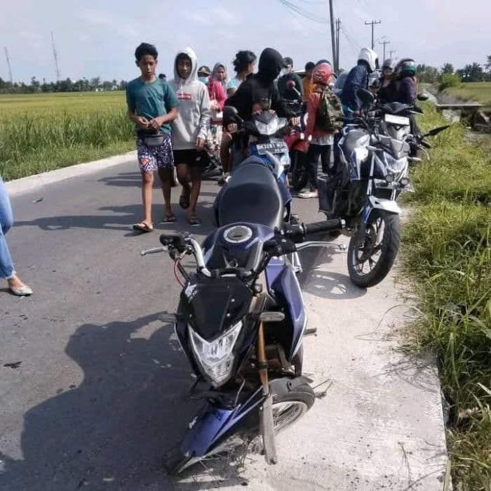 dua_sepeda_motor_bertabrakan_di_pagar_merbau_pengendara_luka_ringan