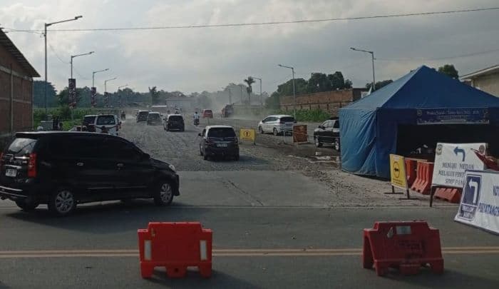 jelang_berakhirnya_libur_tahun_baru_2026_arus_lalu_lintas_di_simpang_dua_siantar_dipadati_kendaraan_