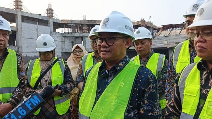 mendikdasmen_perbolehkan_sekolah_yang_masih_rusak_akibat_banjir_di_sumut_pakai_fasilitas_umum_