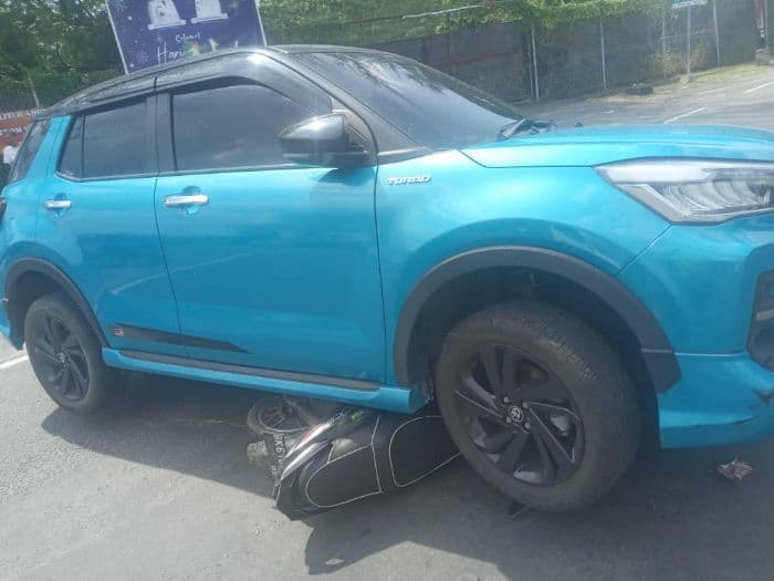 pengemudi_raize_tabrak_motor_di_medan_polonia_ibu_dan_dua_anaknya_terluka