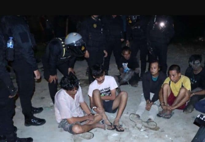 polrestabes_medan_gerebek_jermal_xv_lagi_10_orang_diamankan_dan_26_mesin_judi_disita
