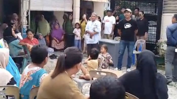 soroti_distribusi_beras_bantuan_presiden_seorang_wartawan_di_binjai_mendapat_intimidasi_warga