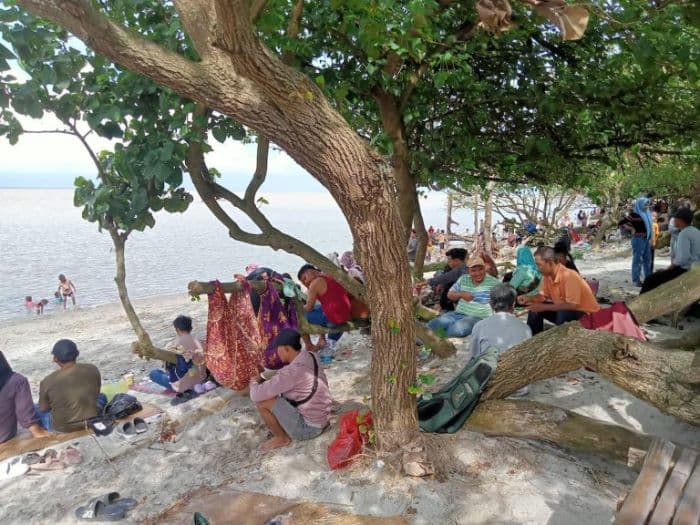 wisata_pantai_labu_jadi_pilihan_liburan_murah_warga_deli_serdang