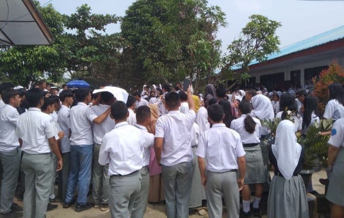 gagal_finalisasi_pdss_ratusan_siswa_sma_negeri_1_tanah_jawa_demo_sekolah