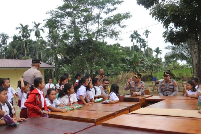kapolres_langkat_salurkan_bantuan_meja_kursi_dan_papan_tulis_ke_sdn_056427