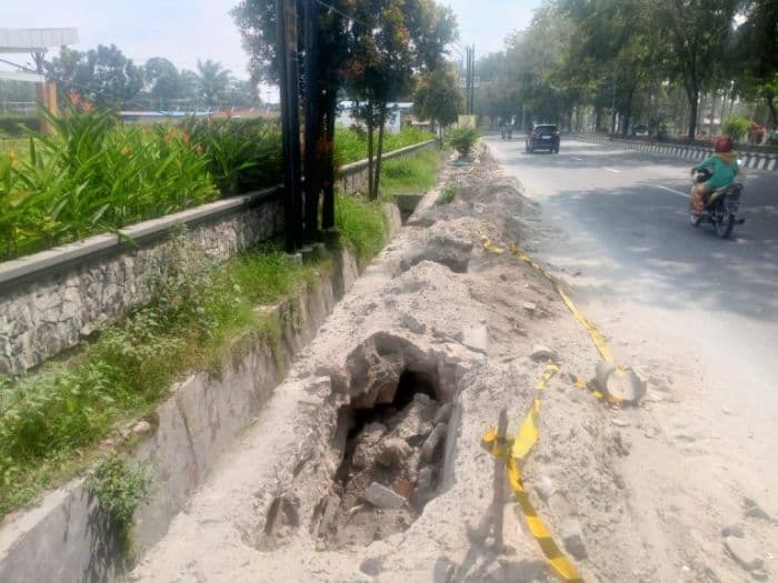 lubang_bekas_galian_di_depan_kantor_bupati_deli_serdang_menganga_bahayakan_pengendara