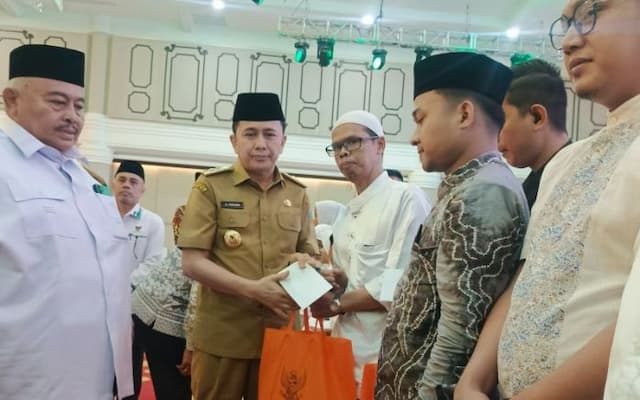 pj_gubsu_beri_bingkisan_ke_marbot_masjid_saat_peringatan_isra_mikraj_