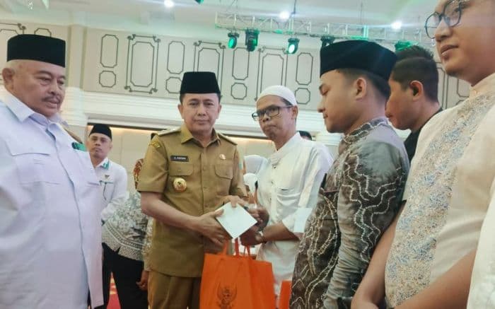 pj_gubsu_beri_bingkisan_ke_marbot_masjid_saat_peringatan_isra_mikraj_