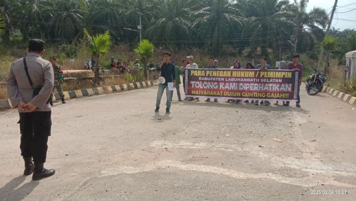 puluhan_warga_protes_lahan_tergenang_air_hingga_berubah_jadi_danau_di_labusel