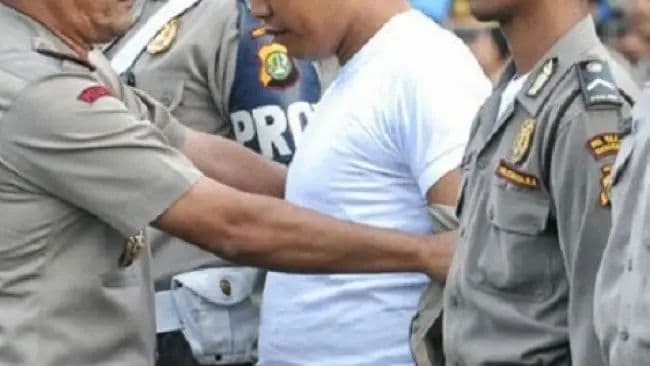 tidak_terima_dipecat_3_polisi_melakukan_perlawanan_