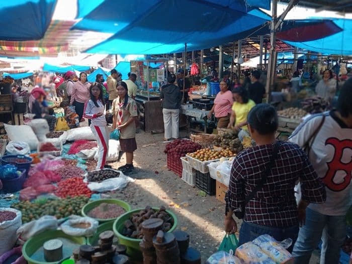 pasar_pangururan_samosir_cabai_meroket_telur_dan_ikan_turun_harga