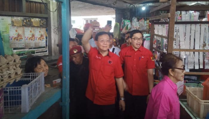pastikan_eksekusi_diundur_hasyim_terjun_langsung_ke_pasar_sambas