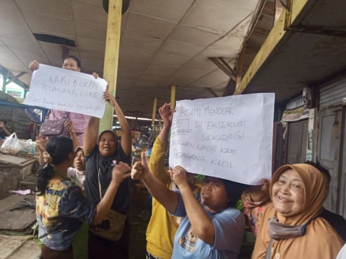 pedagang_pasar_sambas_medan_tolak_eksekusi_bentang_poster_minta_bantuan_prabowo
