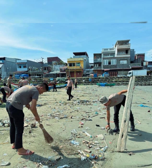 personel_kompi_4_batalyon_c_bersihkan_pantai_gunungsitoli