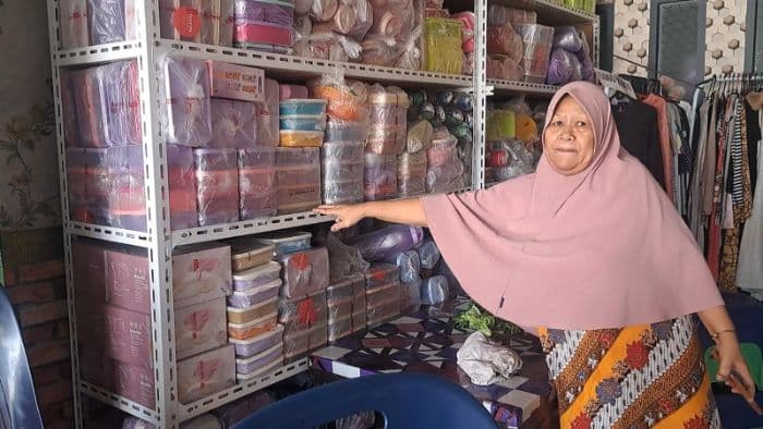 seorang_pria_tertangkap_cctv_curi_handphone_di_warung_bakso_medan_sunggal