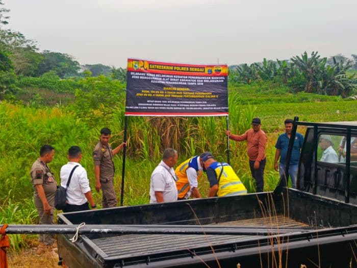 tertibkan_galian_c_polres_sergai_pasang_spanduk_di_sungai_ular
