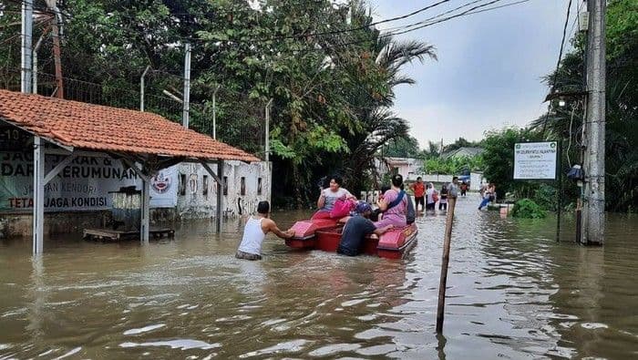 banjir_jakarta_meluas_77_rt_terendam_ketinggian_ada_yang_capai_5_meter