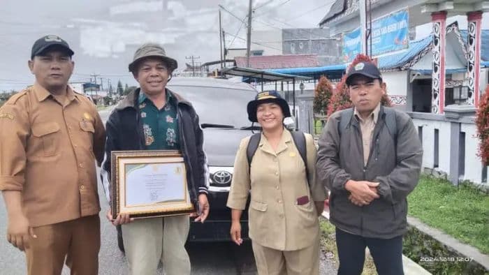 petani_berprestasi_asal_simalungun_tolak_sertifikat_pemberian_gubernur_ada_apa