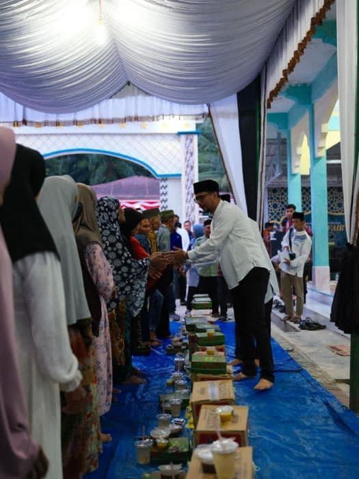 bupati_labusel_fery_serahkan_bantuan_dalam_safari_ramadan_di_silangkitang
