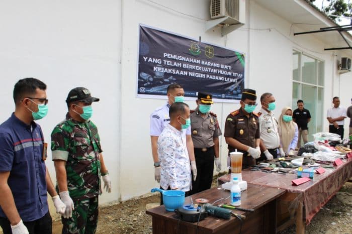 kejari_padang_lawas_musnahkan_barang_bukti_100_perkara_didominasi_kasus_narkotika