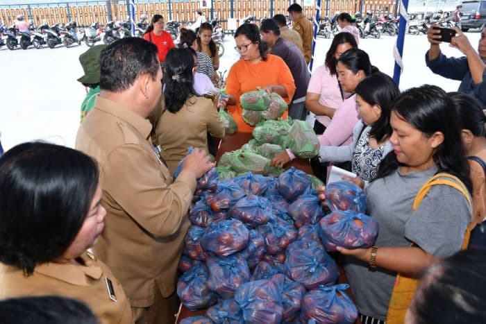 pemkab_samosir_gelar_gerakan_pangan_murah_di_waterfront_pangururan_diserbu_ratusan_warga